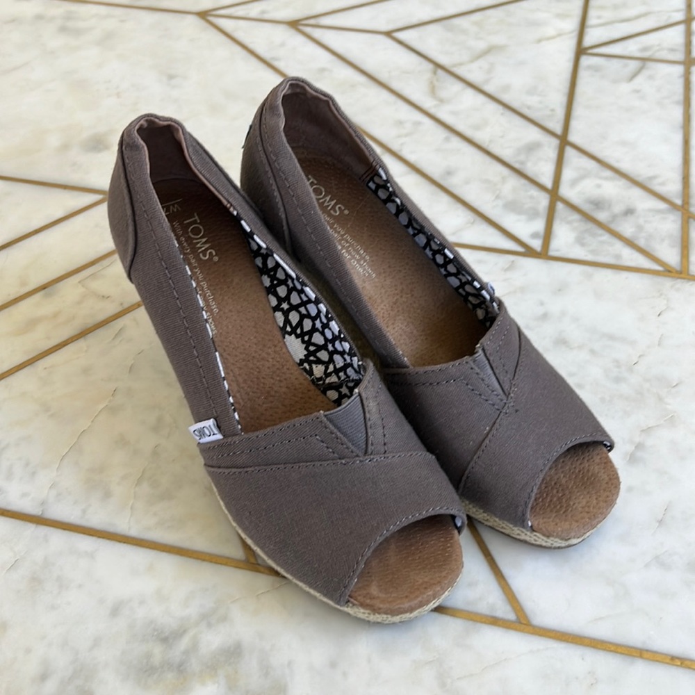 Tom’s wedges gray